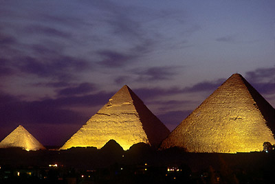 Египетские пирамиды ночью