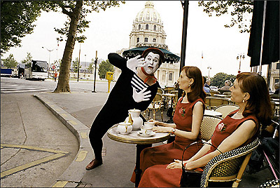 Выступление Мима на улочках Парижа