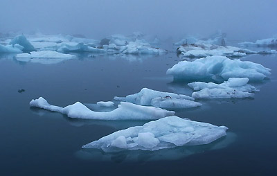 Айсберги, дрейфующие по лагуне