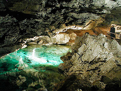 Одно из великолепных подземных озер пещеры