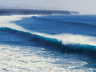 Волны Атлантики пробуют на прочность скалы Тенерифе