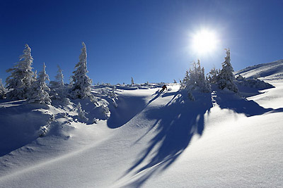 Мороз, солнце, кристально-чистый снег и воздух. Что может быть лучше активного зимнего отдыха в горах?